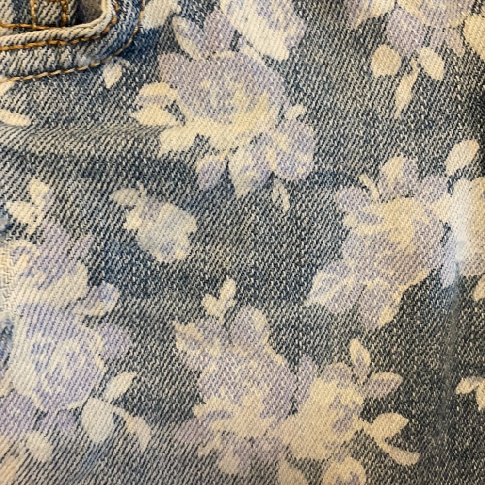 *SOLD*Low-Rise Floral Print Cut-Offs - Picture 13 of 13